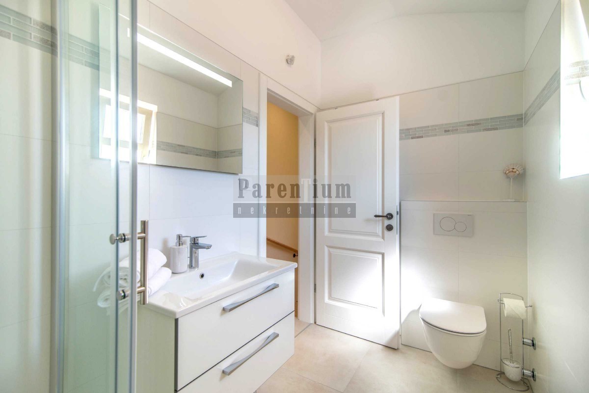 Bella casa con piscina, vicino alla città di Parenzo e vicino al mare.