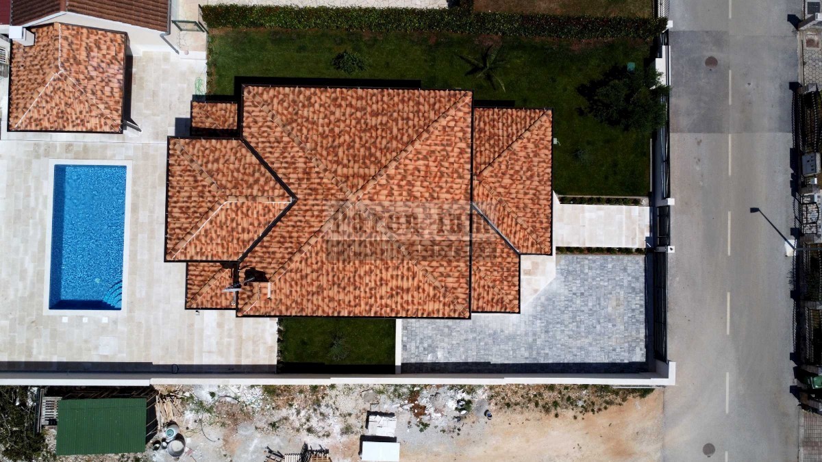 Bella casa con piscina, vicino alla città di Parenzo e vicino al mare.