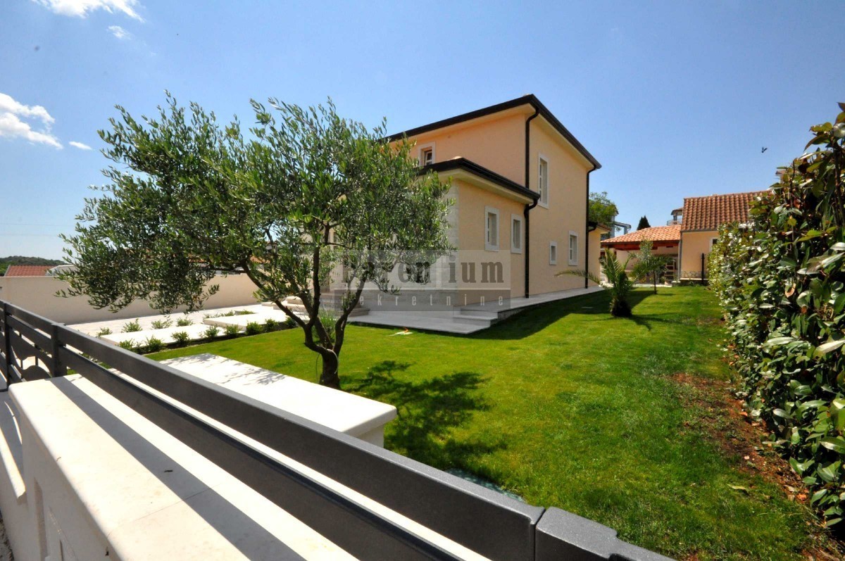 Bella casa con piscina, vicino alla città di Parenzo e vicino al mare.