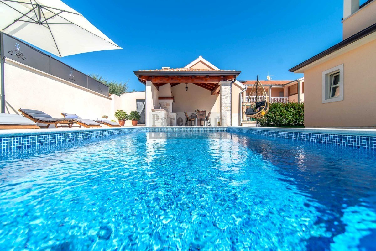 Bella casa con piscina, vicino alla città di Parenzo e vicino al mare.