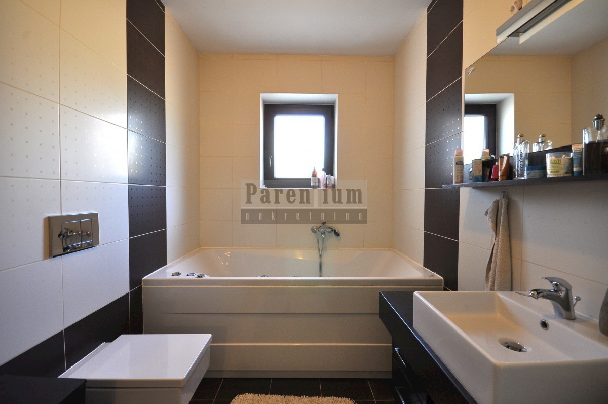 Grazioso appartamento vicino al mare, con due camere da letto, cortile e garage