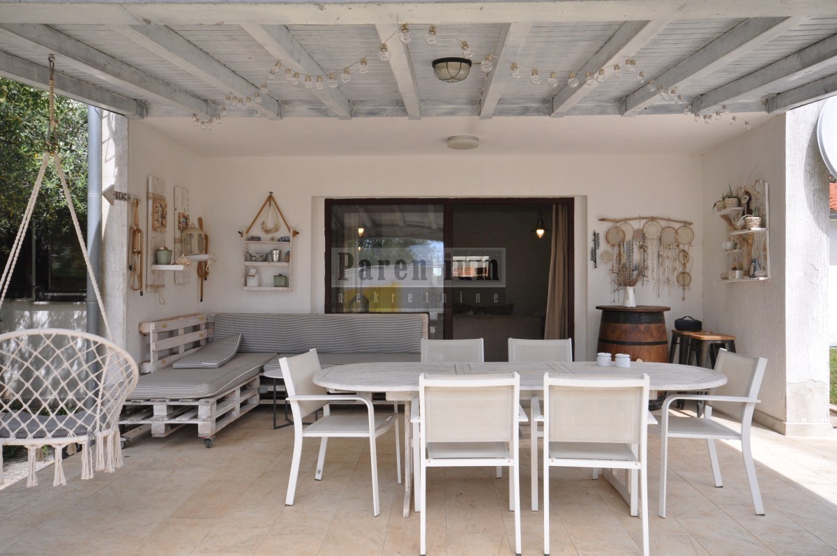 Grazioso appartamento vicino al mare, con due camere da letto, cortile e garage