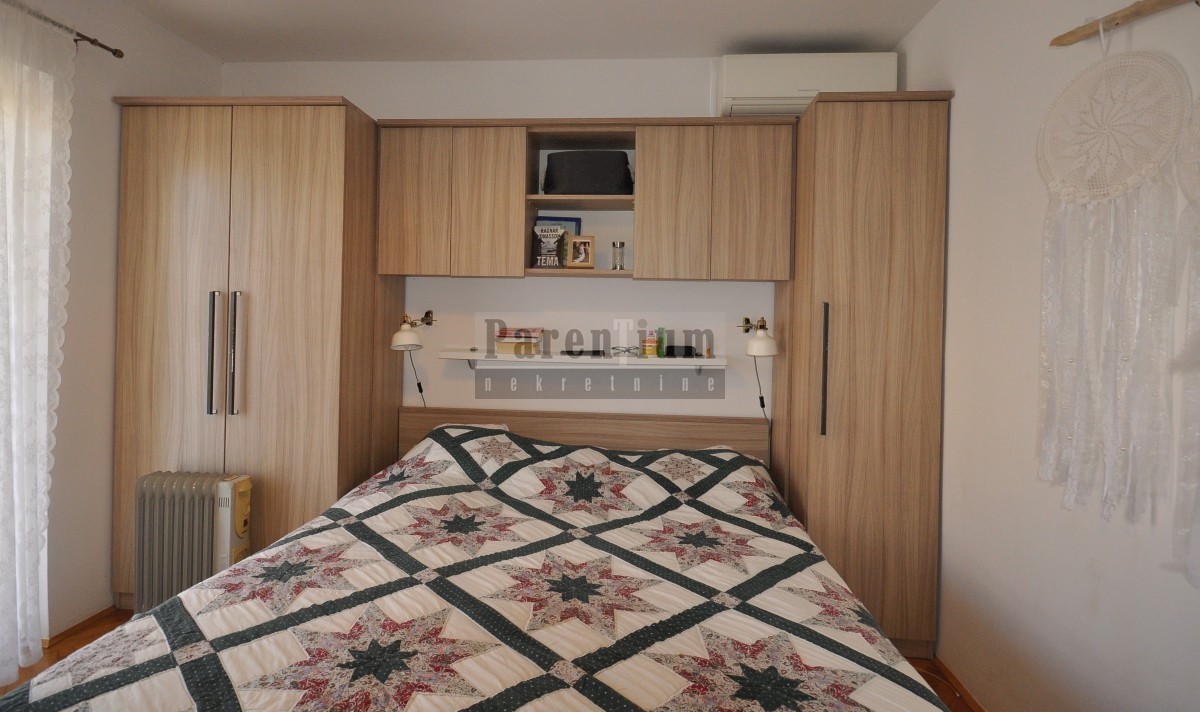 Grazioso appartamento vicino al mare, con due camere da letto, cortile e garage