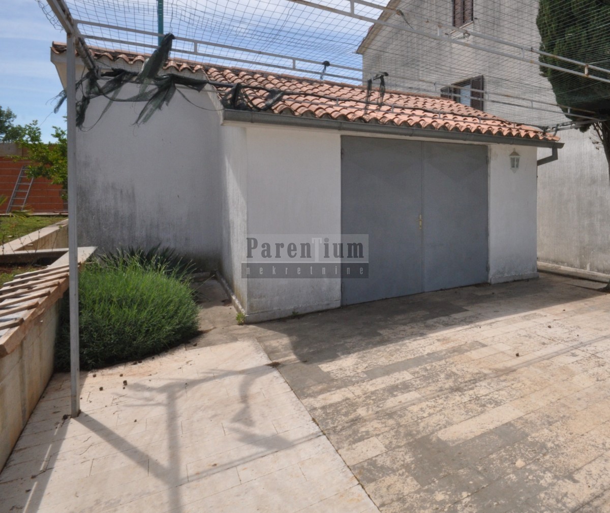 Grazioso appartamento vicino al mare, con due camere da letto, cortile e garage