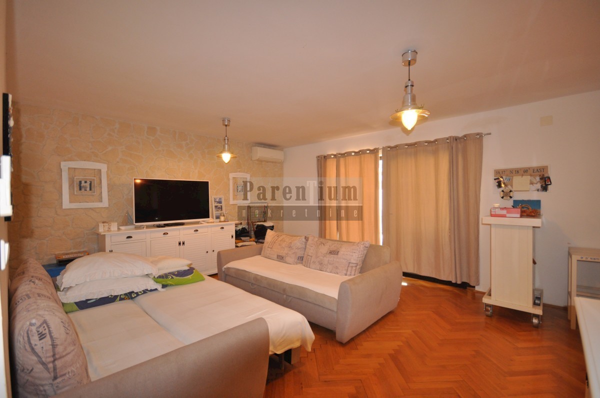 Grazioso appartamento vicino al mare, con due camere da letto, cortile e garage