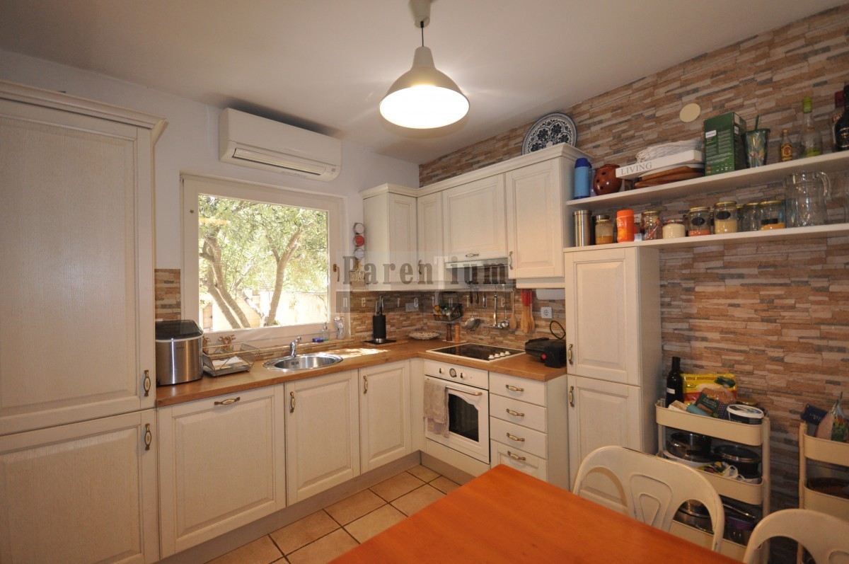 Grazioso appartamento vicino al mare, con due camere da letto, cortile e garage