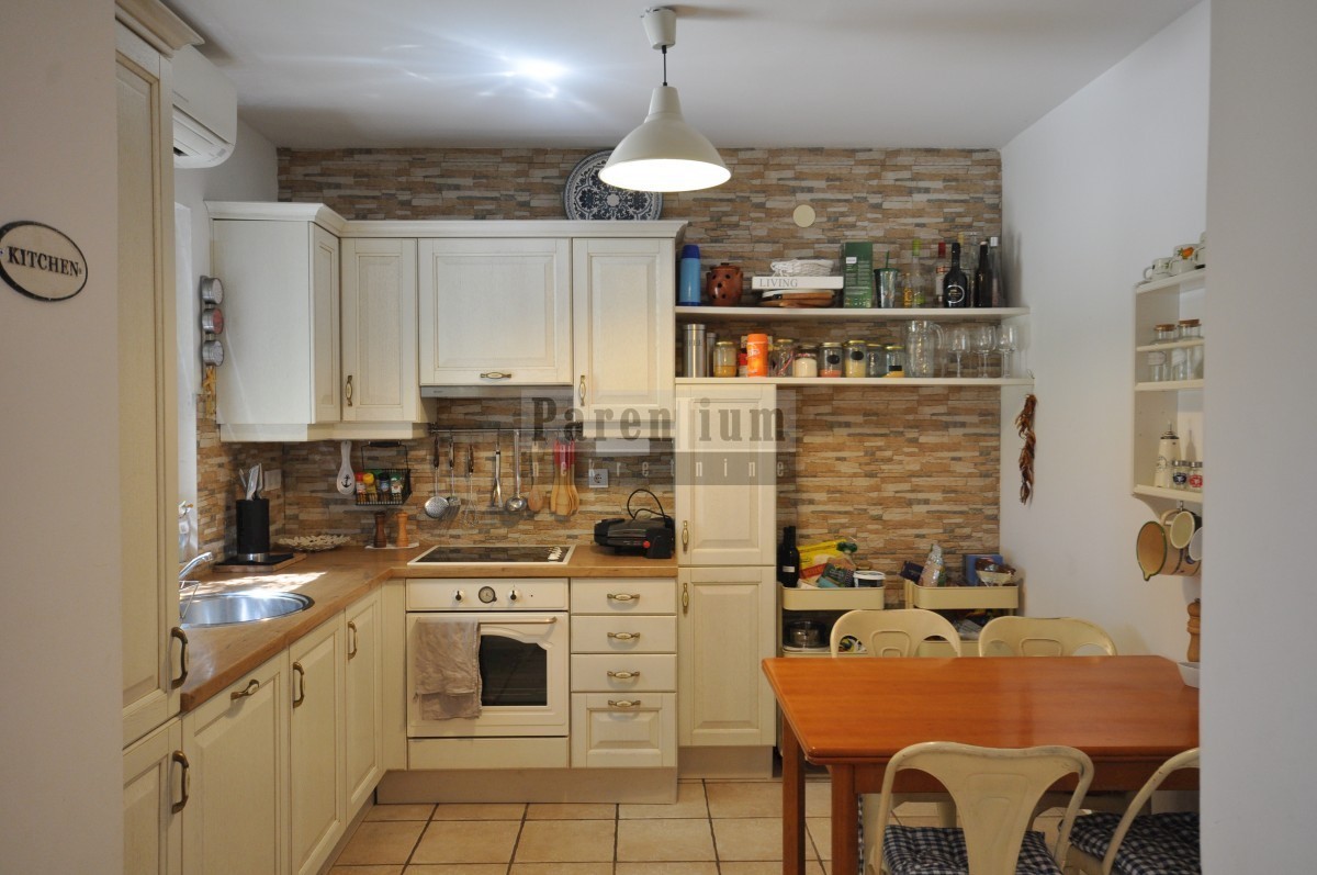 Grazioso appartamento vicino al mare, con due camere da letto, cortile e garage