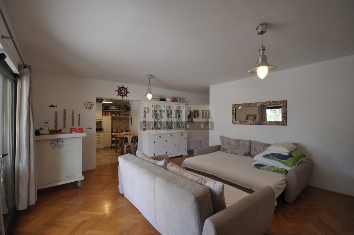 Grazioso appartamento vicino al mare, con due camere da letto, cortile e garage