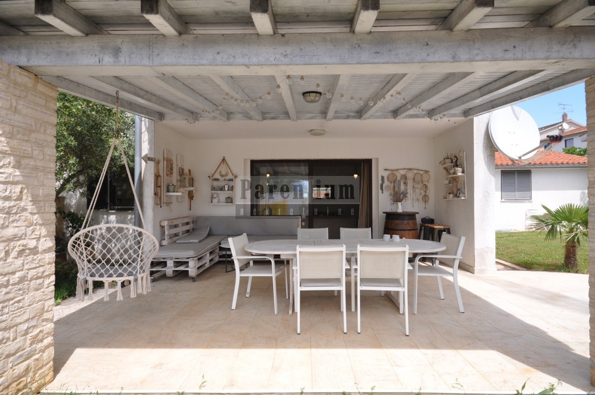 Grazioso appartamento vicino al mare, con due camere da letto, cortile e garage