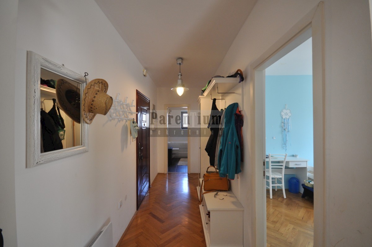 Grazioso appartamento vicino al mare, con due camere da letto, cortile e garage