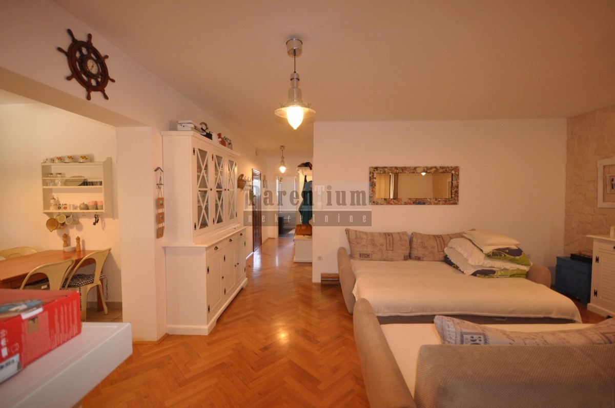 Grazioso appartamento vicino al mare, con due camere da letto, cortile e garage