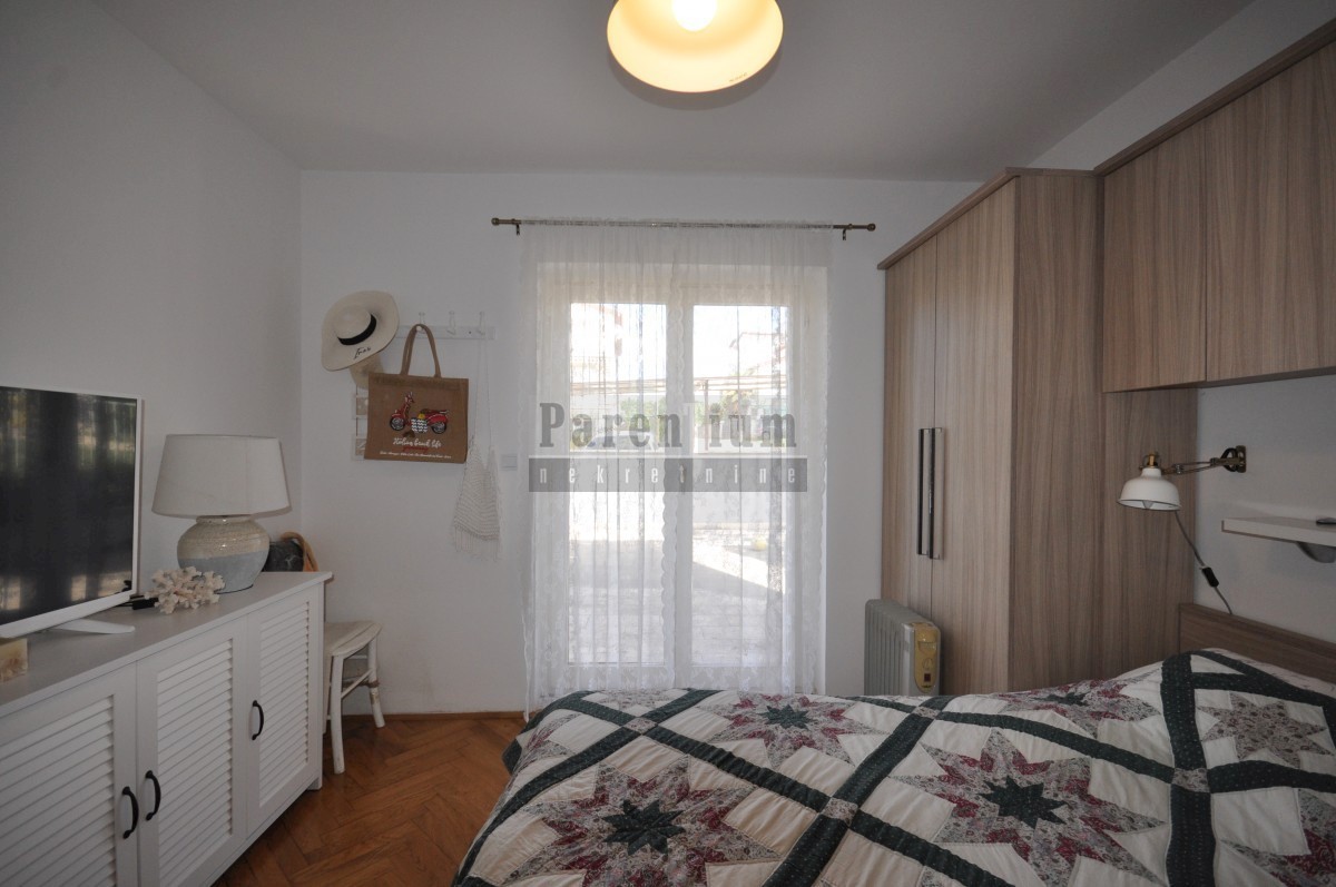 Grazioso appartamento vicino al mare, con due camere da letto, cortile e garage