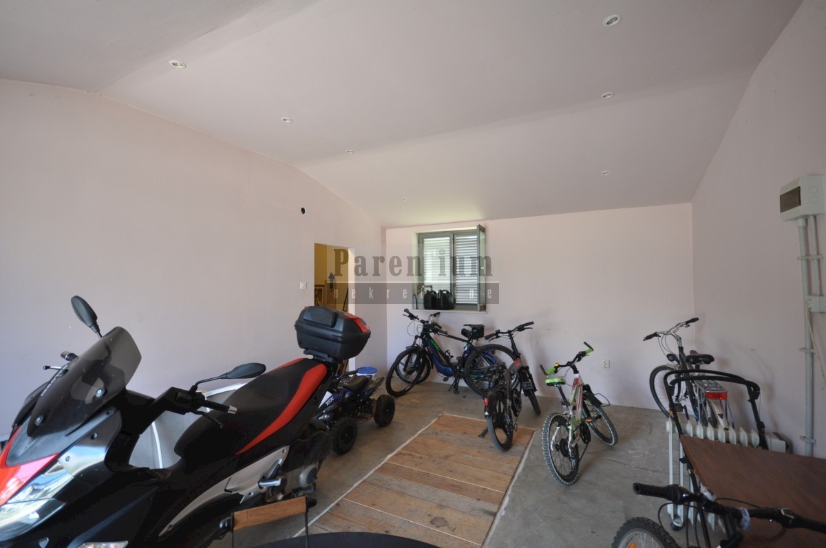 Grazioso appartamento vicino al mare, con due camere da letto, cortile e garage