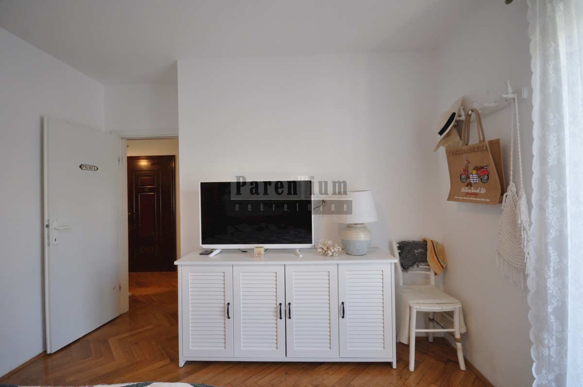 Grazioso appartamento vicino al mare, con due camere da letto, cortile e garage