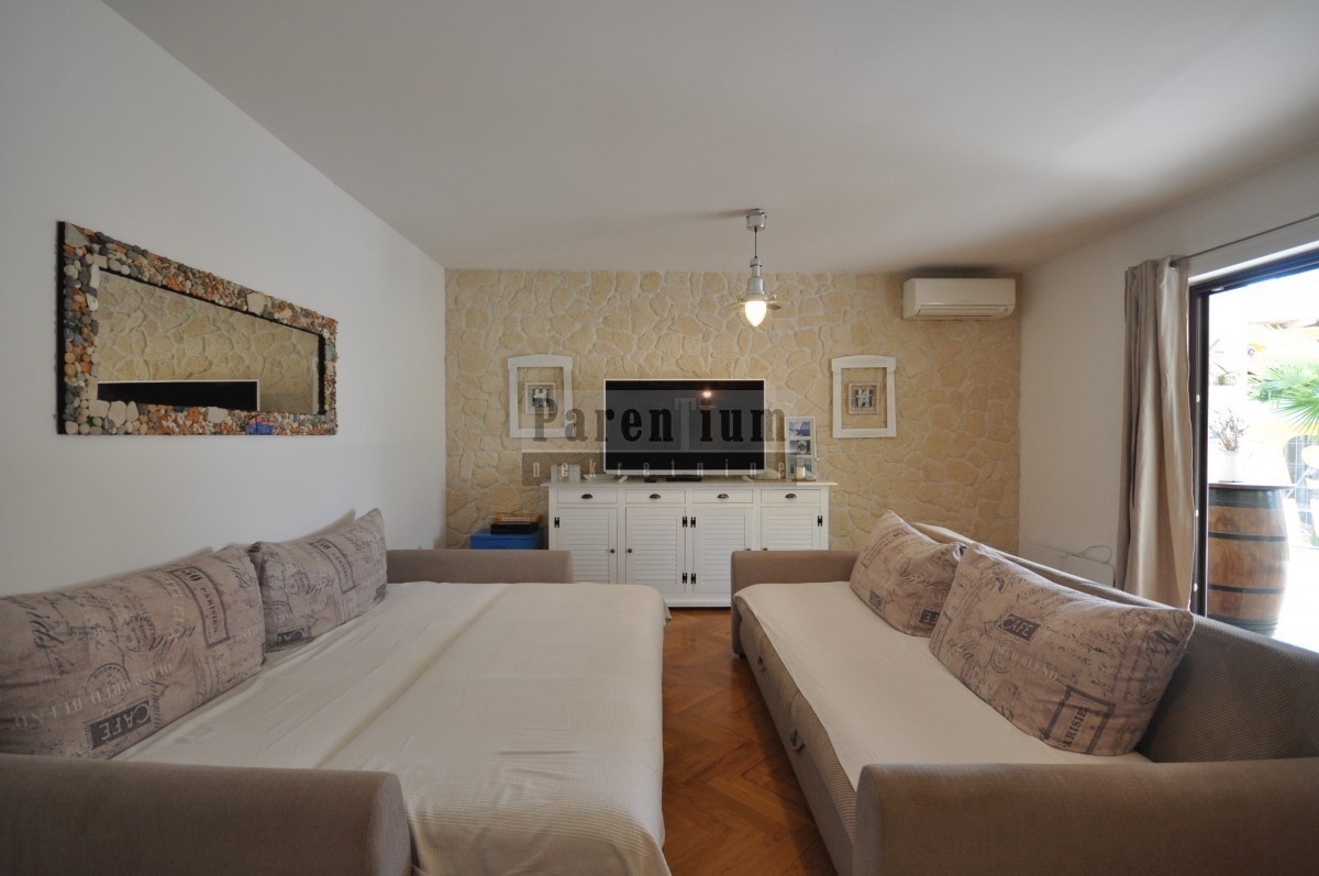 Grazioso appartamento vicino al mare, con due camere da letto, cortile e garage