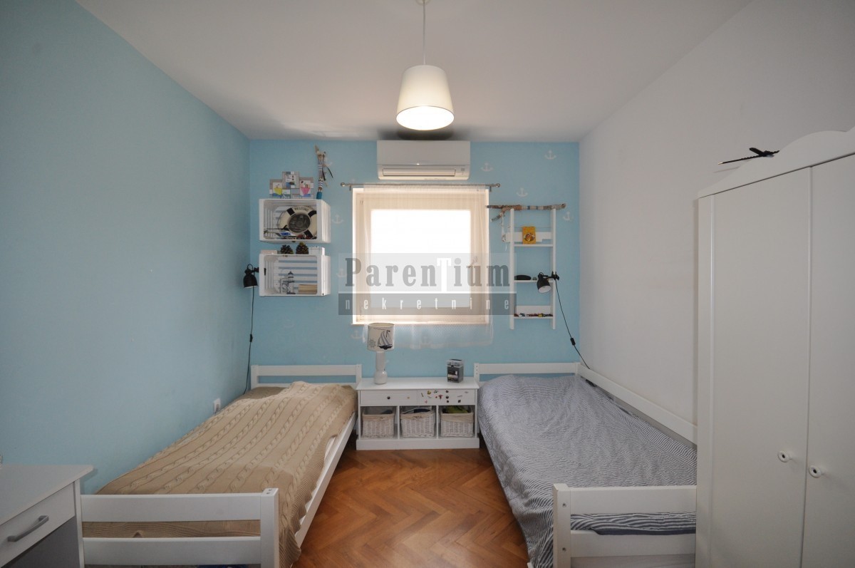 Grazioso appartamento vicino al mare, con due camere da letto, cortile e garage