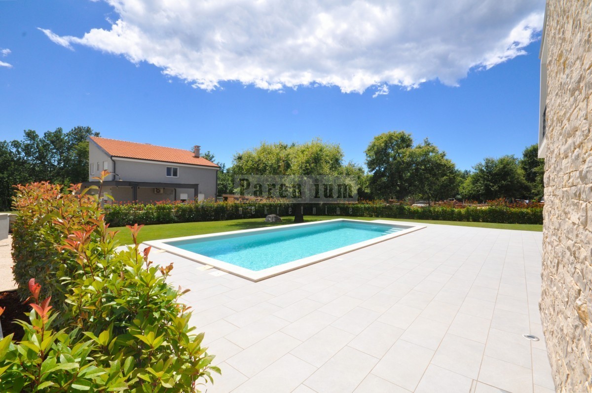 Poreč, dintorni, villa moderna con piscina nella natura!