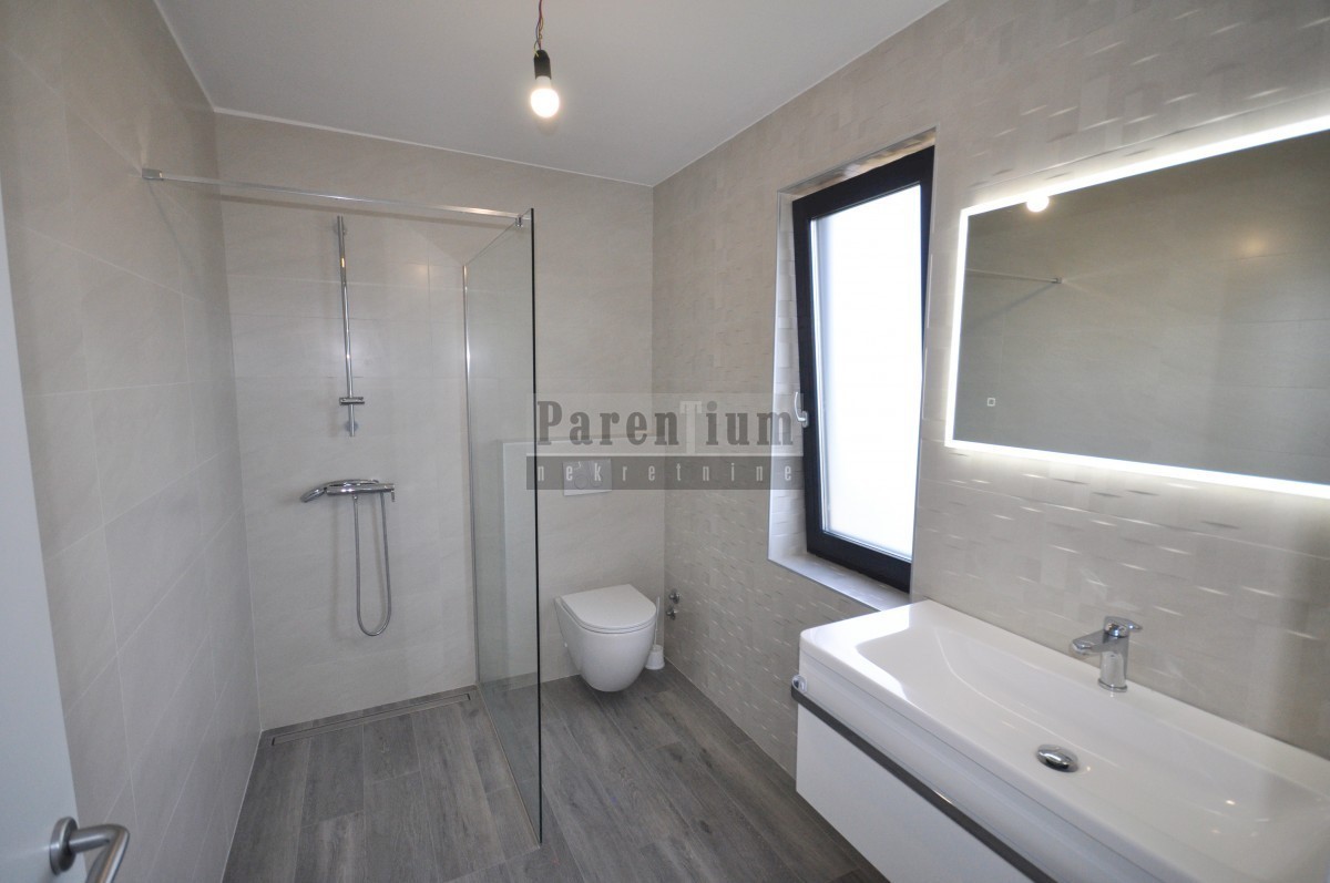 Poreč, dintorni, villa moderna con piscina nella natura!