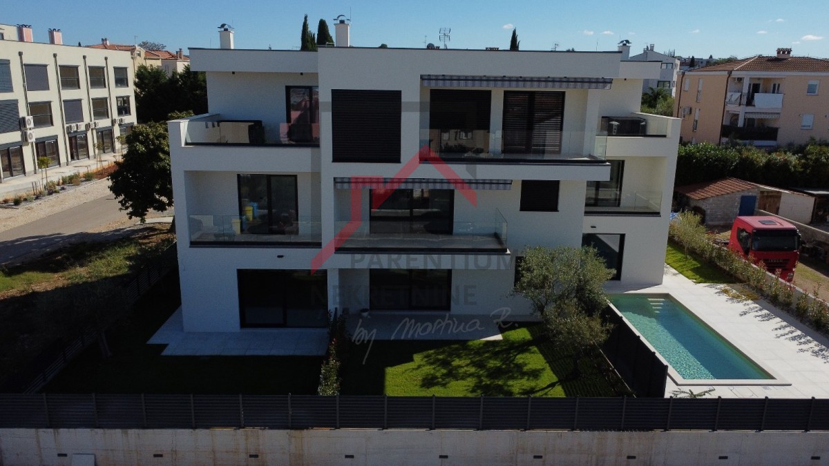 Parenzo, Casa a Schiera di Lusso con Vista Mare!