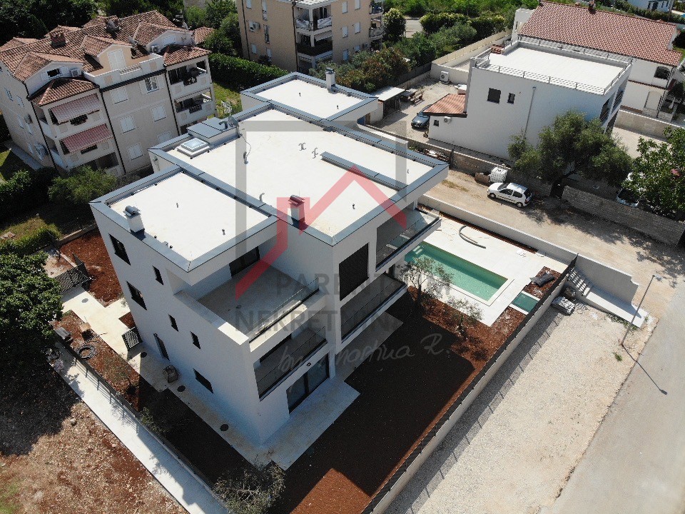 Parenzo, Casa a Schiera di Lusso con Vista Mare!