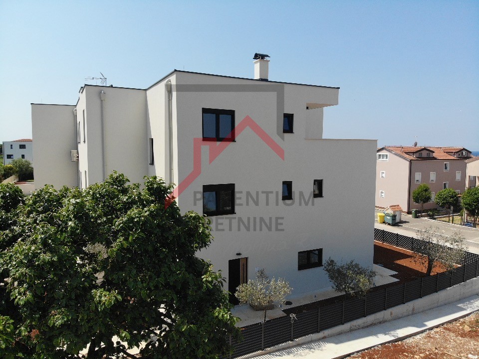 Parenzo, Casa a Schiera di Lusso con Vista Mare!