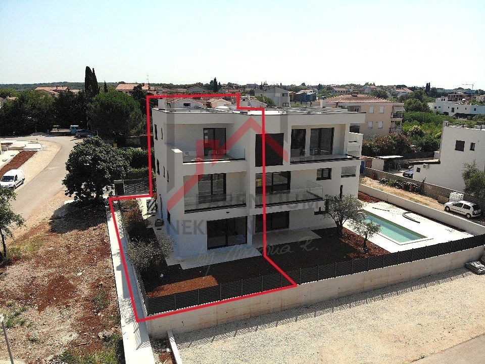 Parenzo, Casa a Schiera di Lusso con Vista Mare!