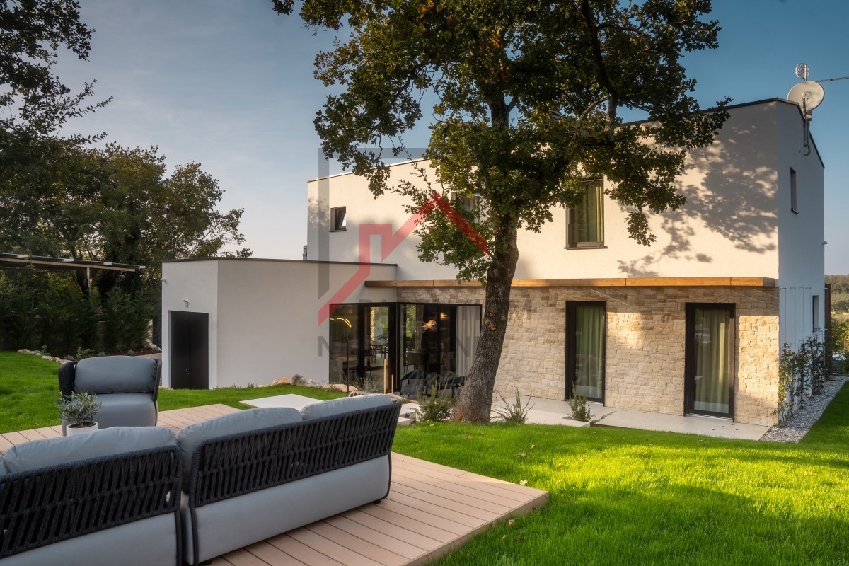 Bellissima villa moderna di design in posizione tranquilla
