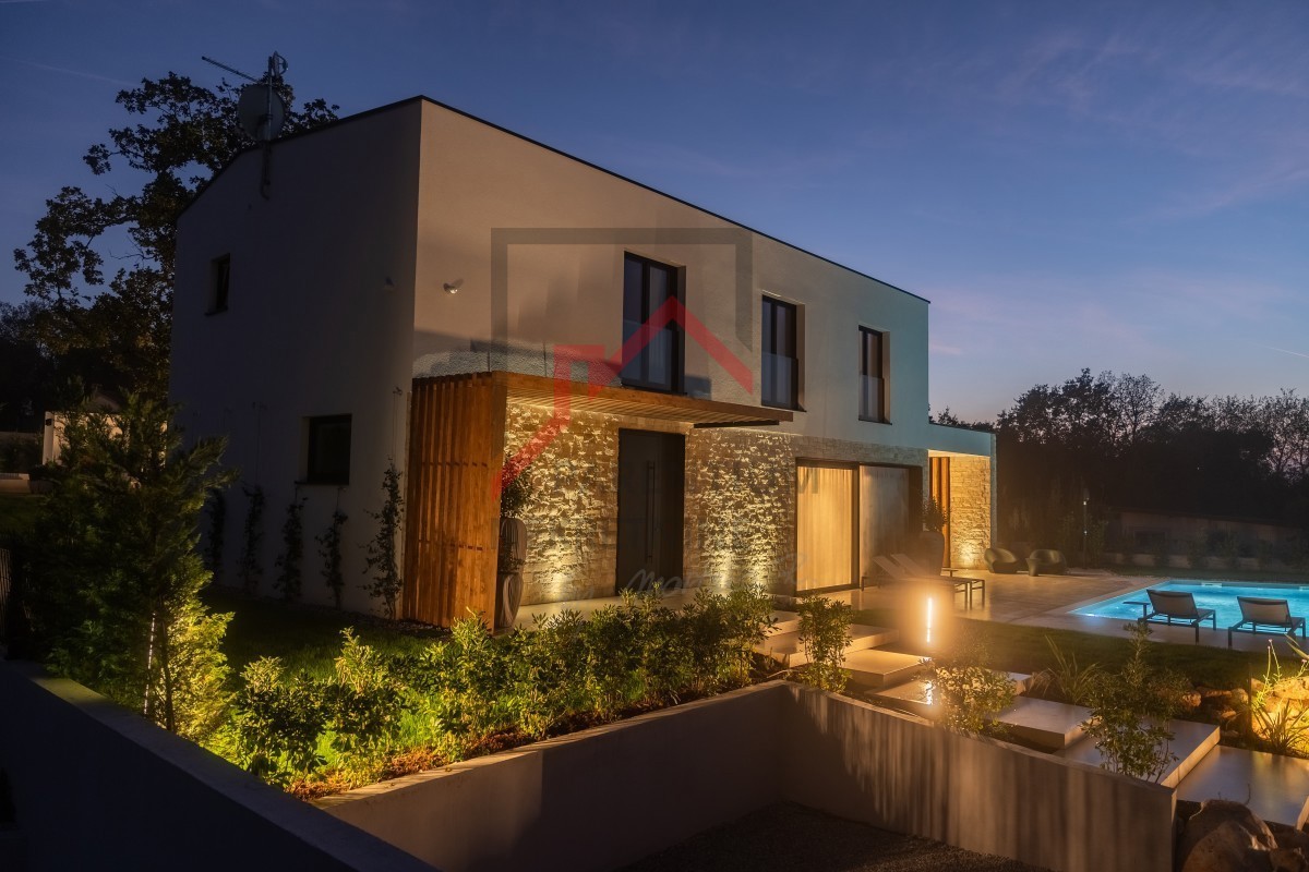 Bellissima villa moderna di design in posizione tranquilla