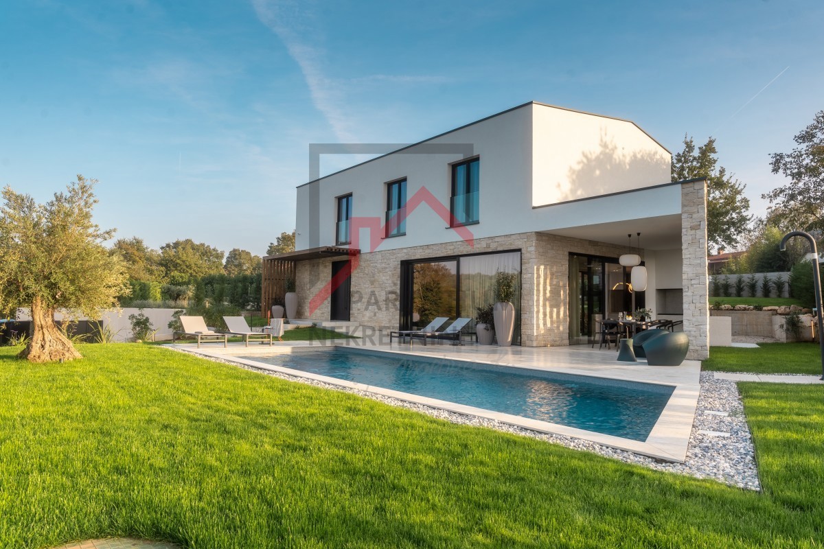 Bellissima villa moderna di design in posizione tranquilla
