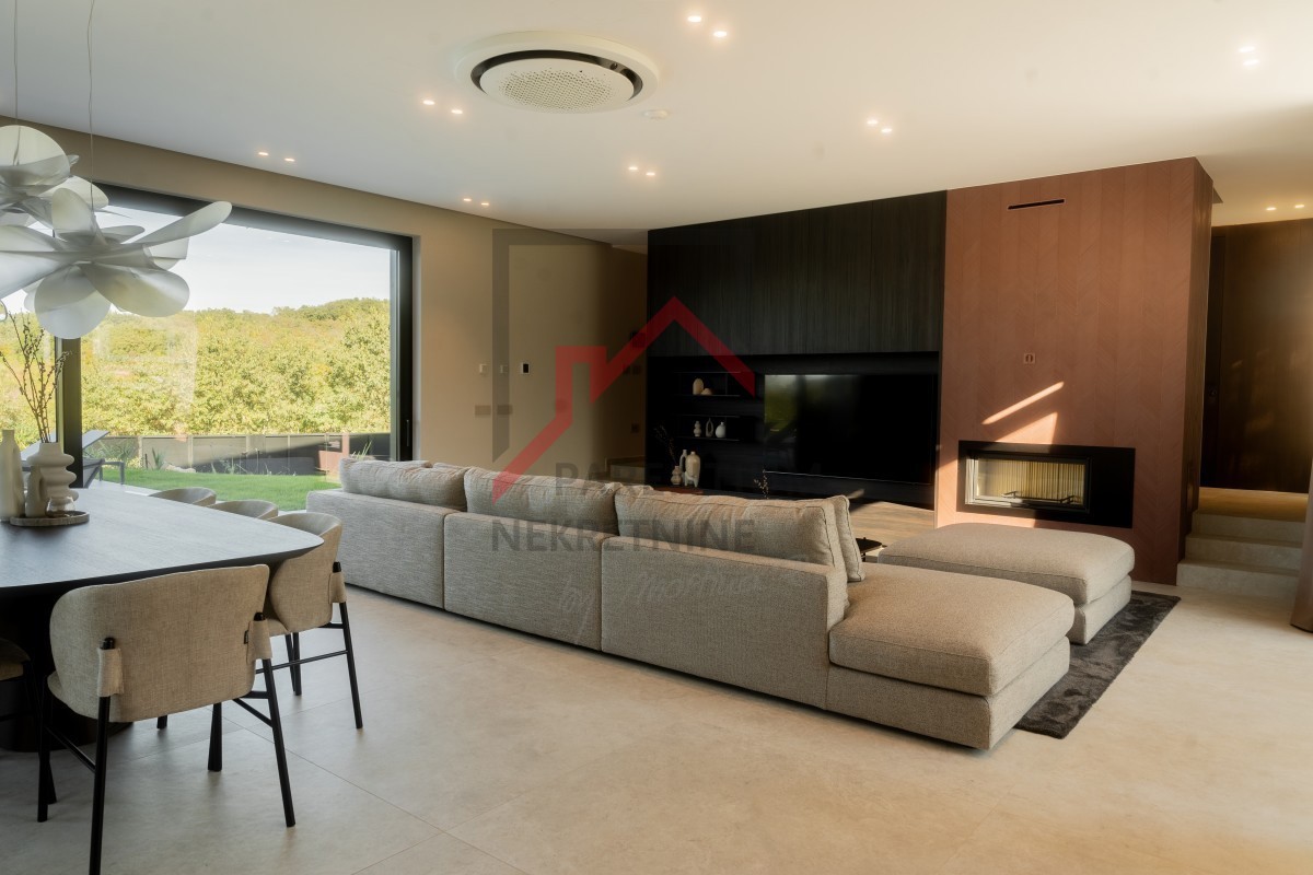 Bellissima villa moderna di design in posizione tranquilla