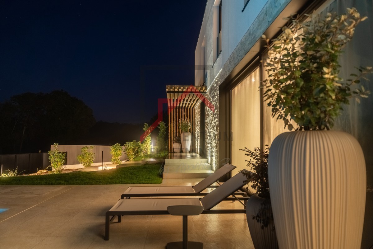Bellissima villa moderna di design in posizione tranquilla