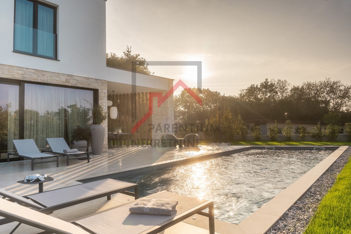 Bellissima villa moderna di design in posizione tranquilla