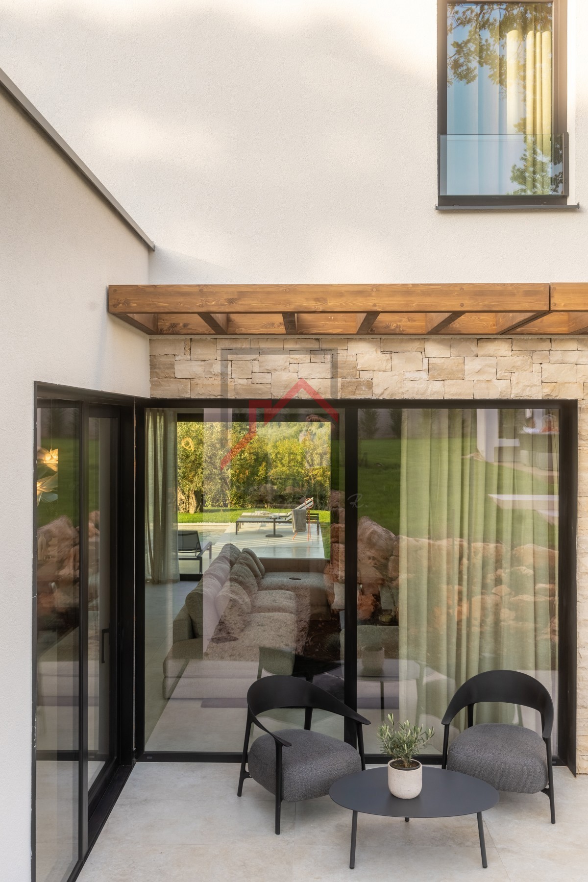 Bellissima villa moderna di design in posizione tranquilla