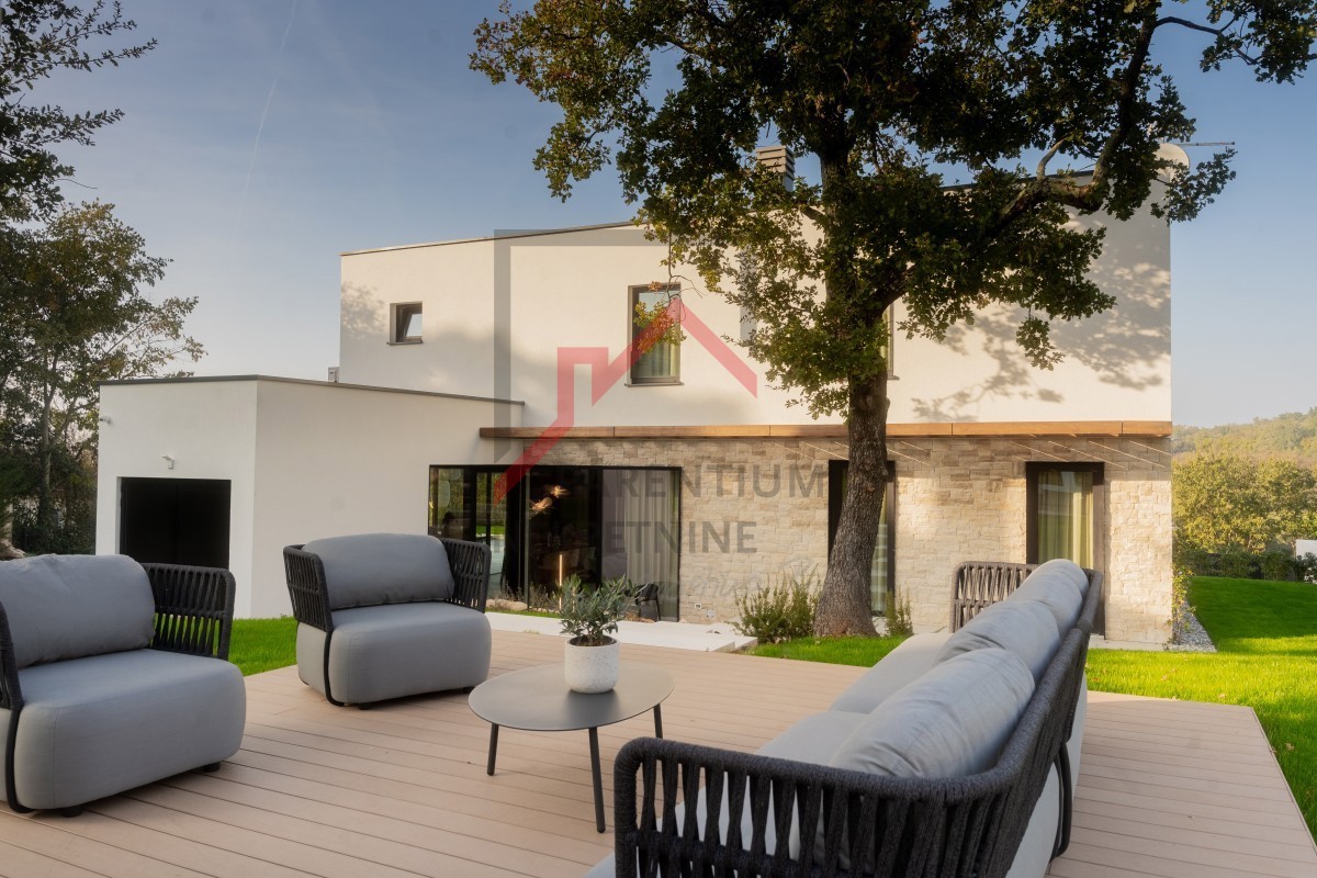 Bellissima villa moderna di design in posizione tranquilla