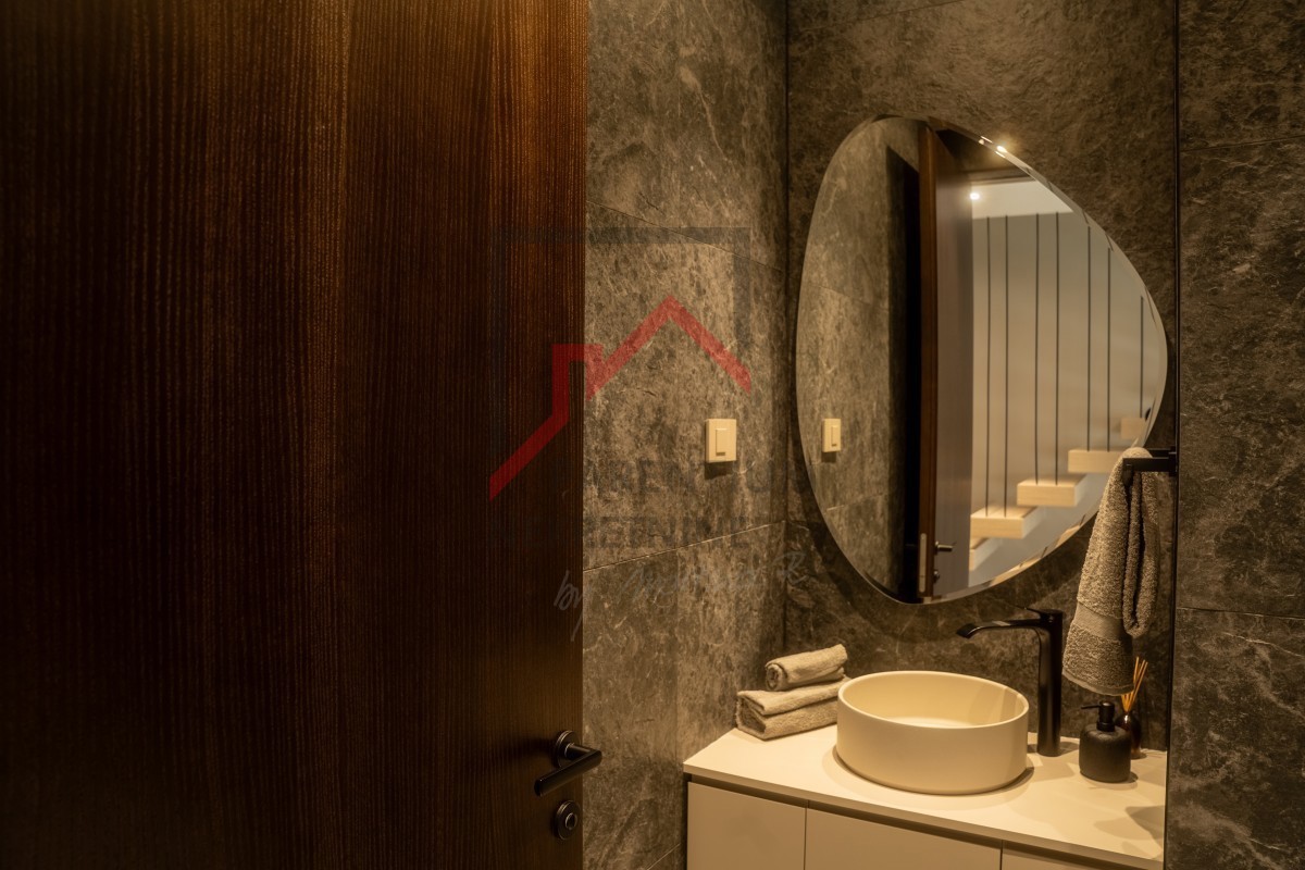Bellissima villa moderna di design in posizione tranquilla