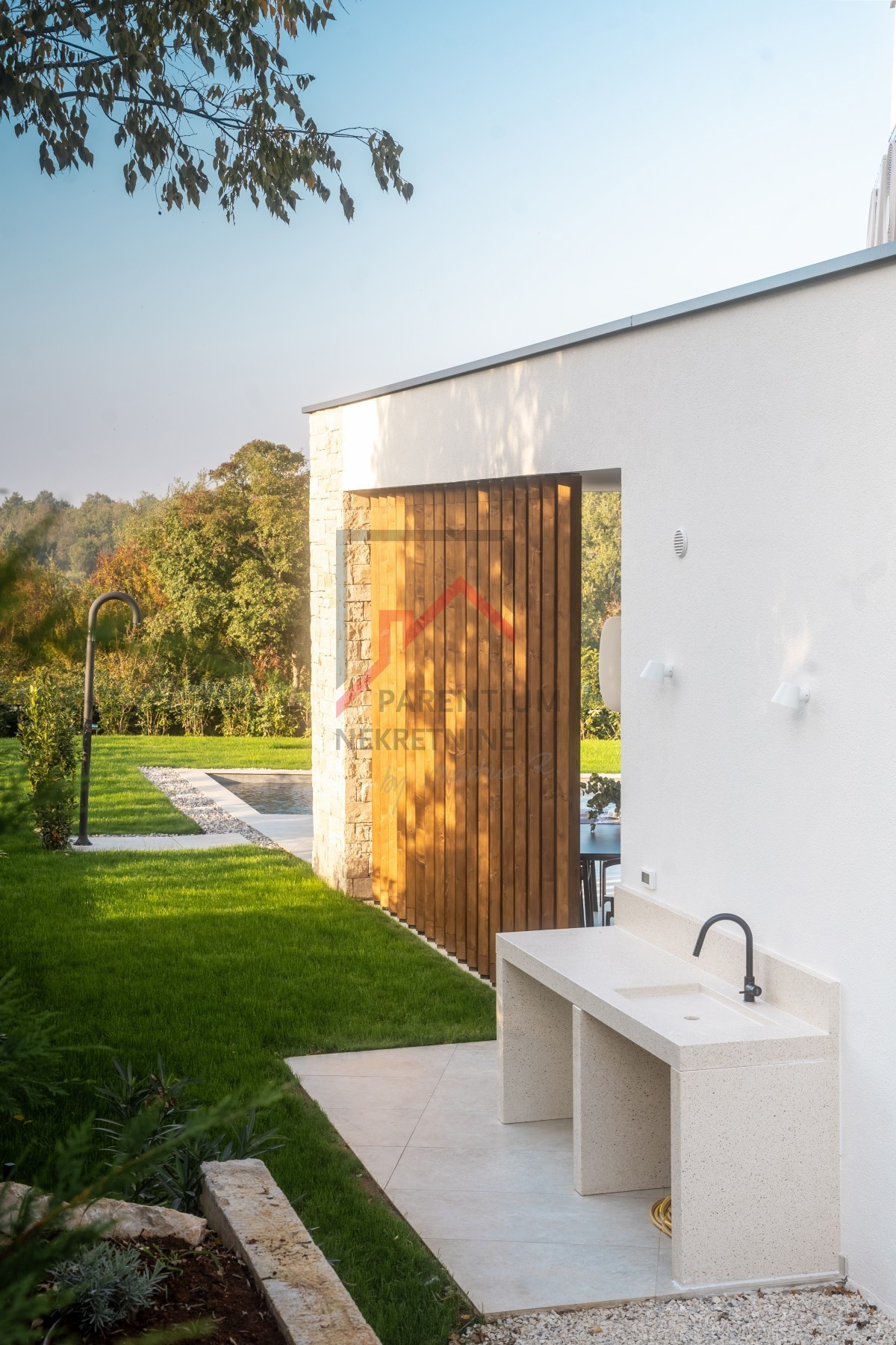 Bellissima villa moderna di design in posizione tranquilla