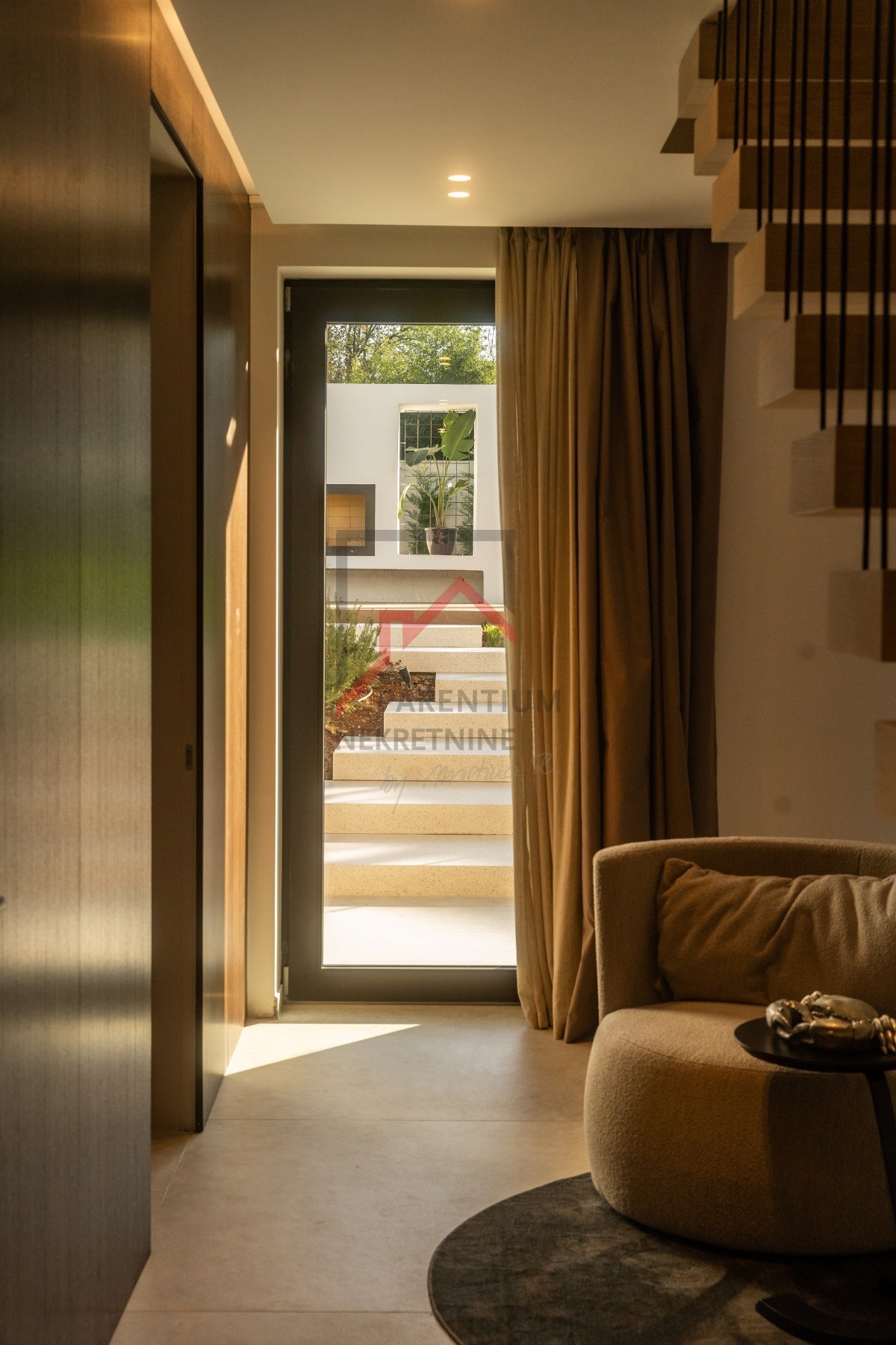 Bellissima villa moderna di design in posizione tranquilla