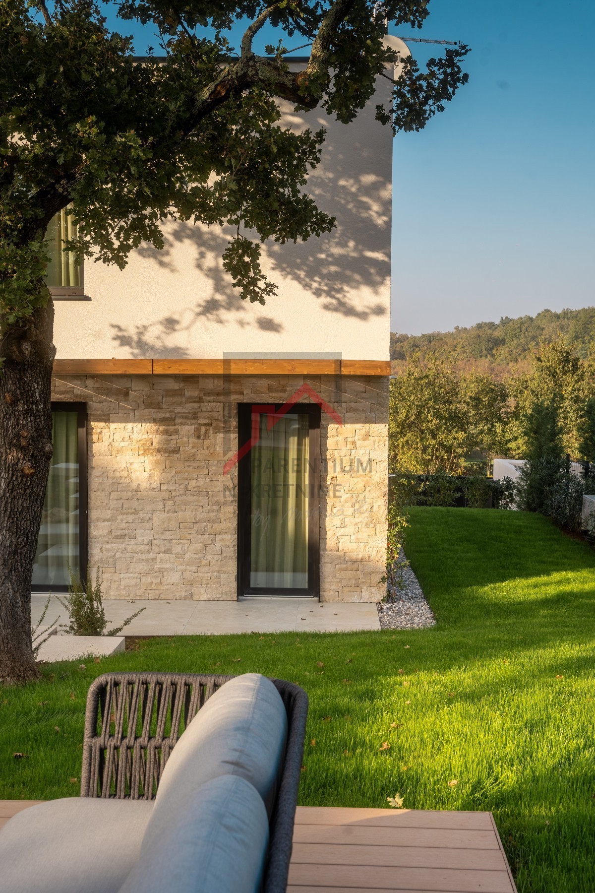 Bellissima villa moderna di design in posizione tranquilla