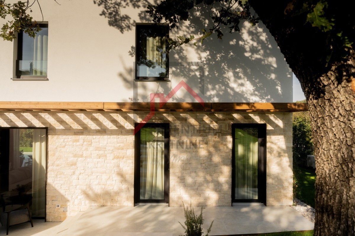 Bellissima villa moderna di design in posizione tranquilla