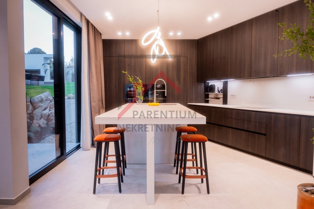 Bellissima villa moderna di design in posizione tranquilla