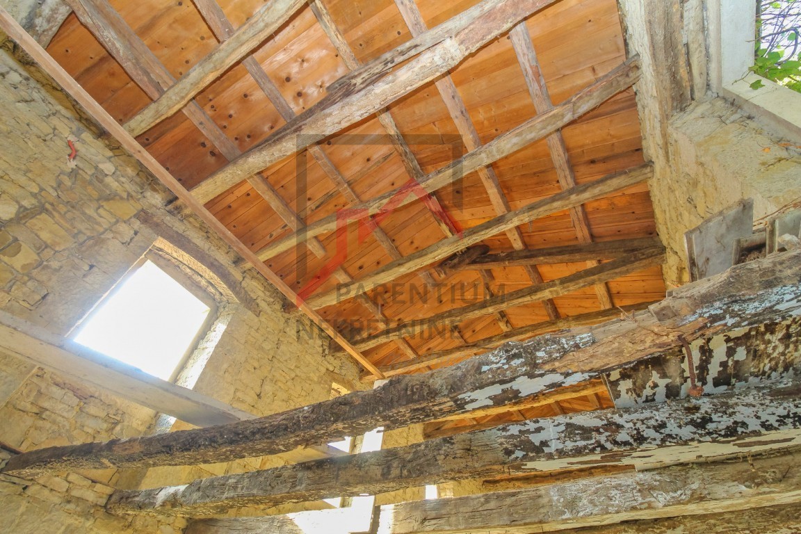 Casa in pietra da ristrutturare con ampio giardino vicino a Montona