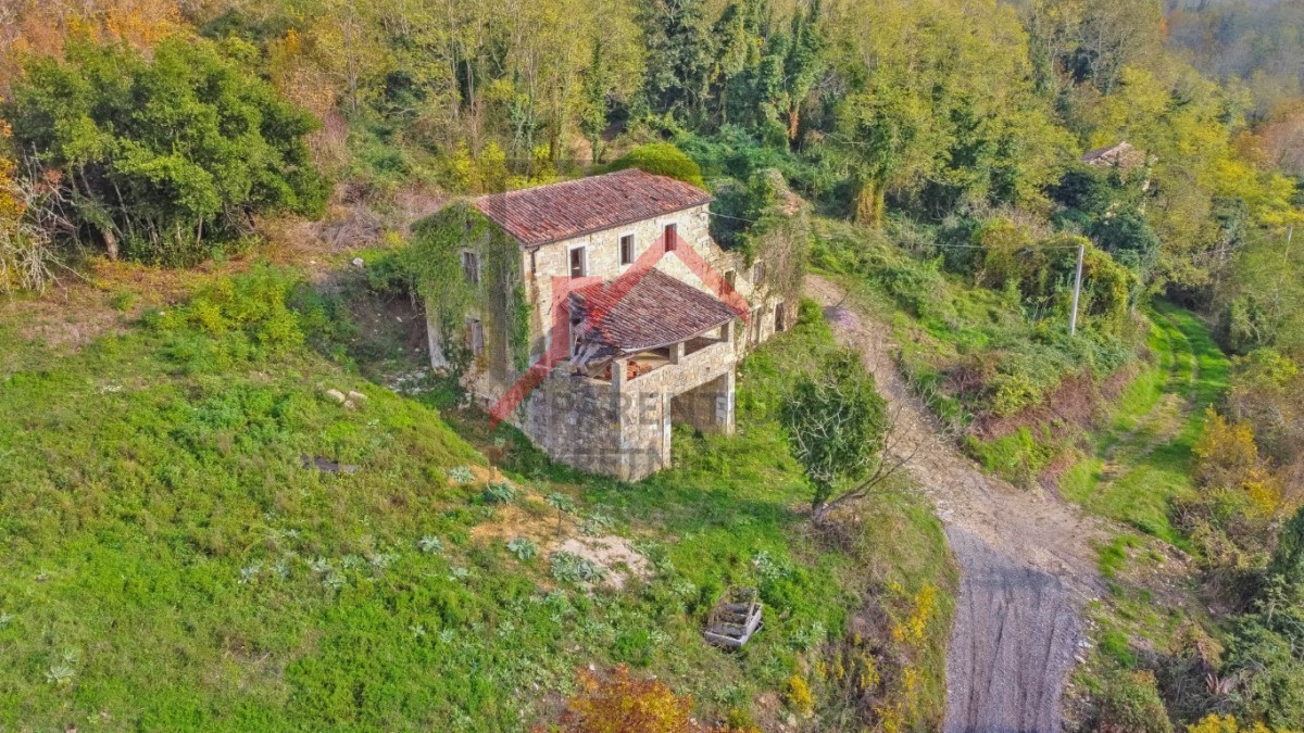 Casa in pietra da ristrutturare con ampio giardino vicino a Montona