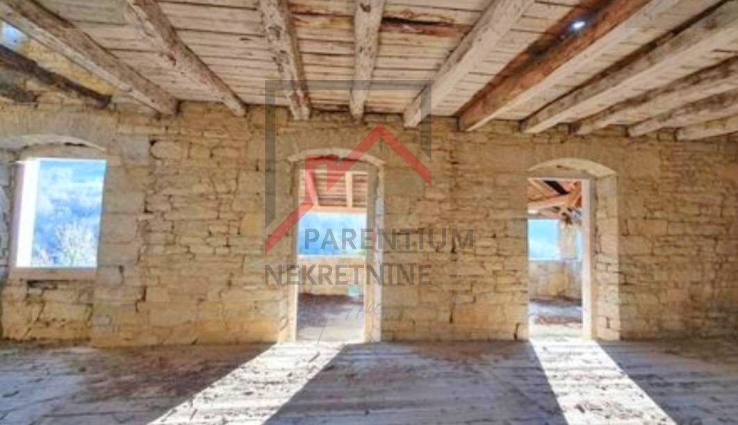 Casa in pietra da ristrutturare con ampio giardino vicino a Montona