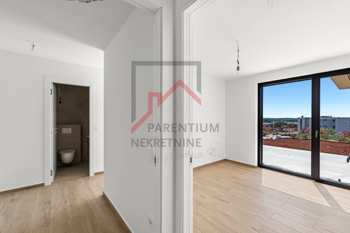 Istria, Cittanova – Appartamento premium al piano terra con giardino, terrazza e vista mare