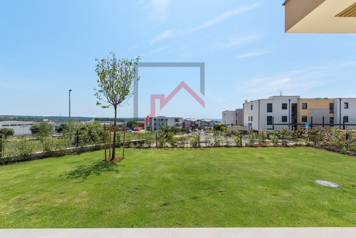 Istria, Cittanova – Appartamento premium al piano terra con giardino, terrazza e vista mare