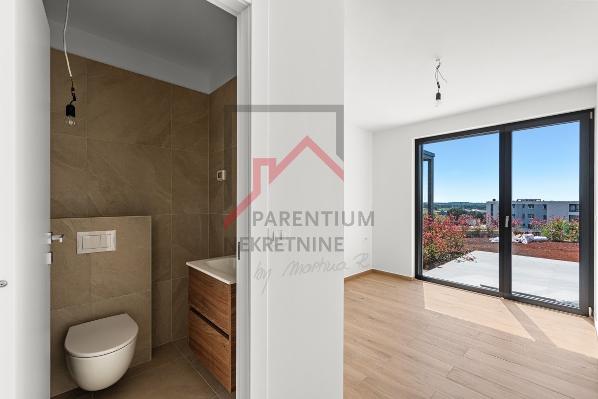 Istria, Cittanova – Appartamento premium al piano terra con giardino, terrazza e vista mare