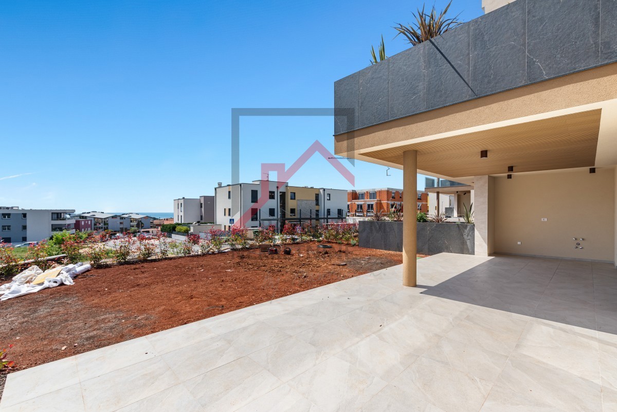 Istria, Cittanova – Appartamento premium al piano terra con giardino, terrazza e vista mare