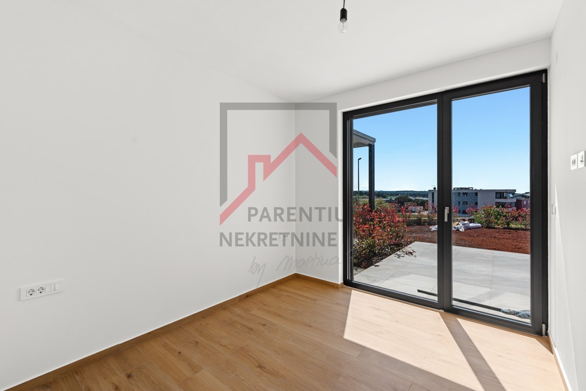 Istria, Cittanova – Appartamento premium al piano terra con giardino, terrazza e vista mare