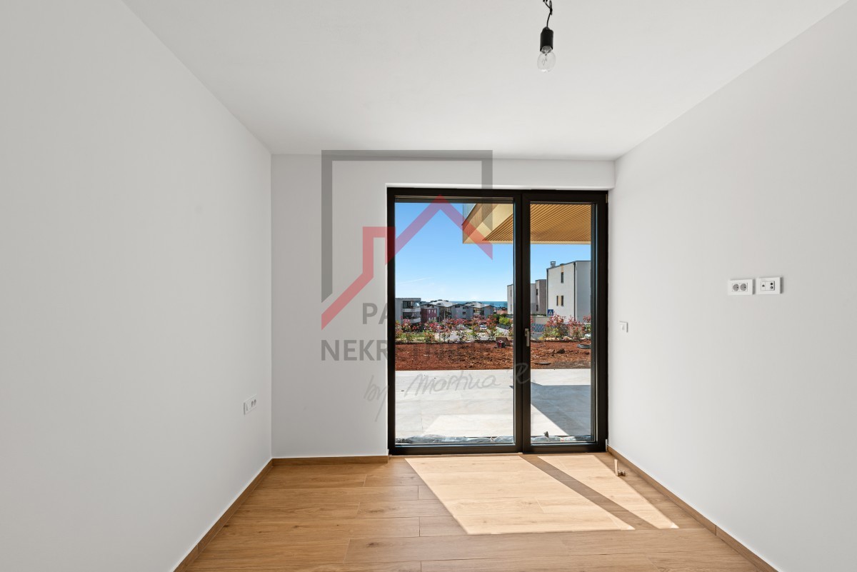 Istria, Cittanova – Appartamento premium al piano terra con giardino, terrazza e vista mare