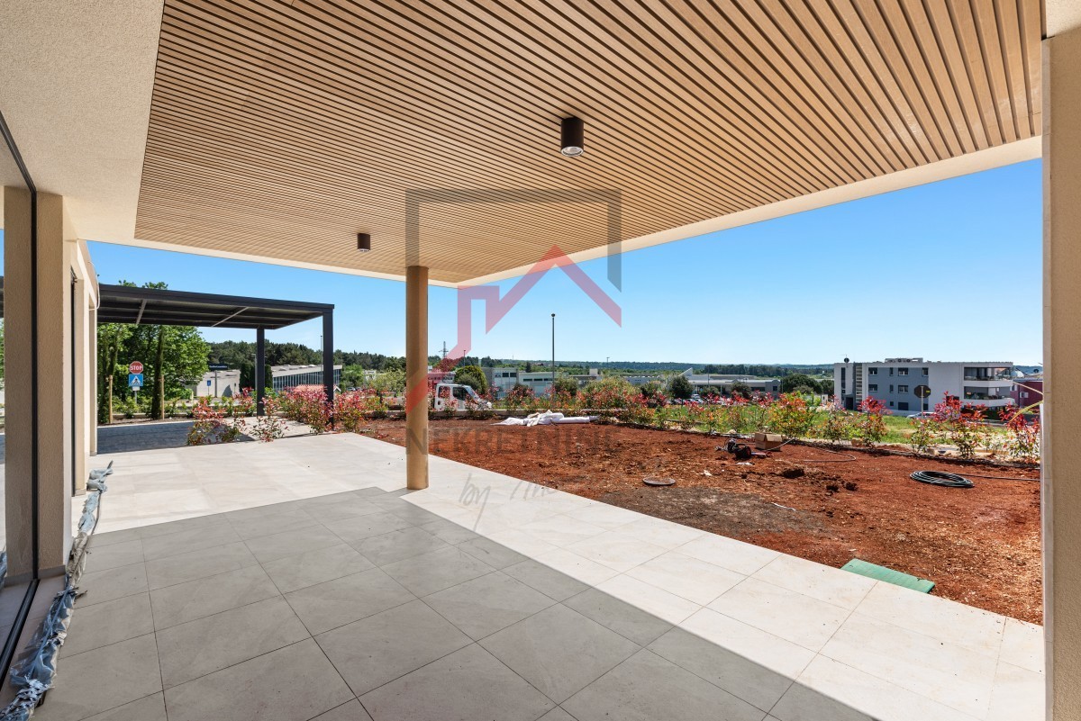 Istria, Cittanova – Appartamento premium al piano terra con giardino, terrazza e vista mare
